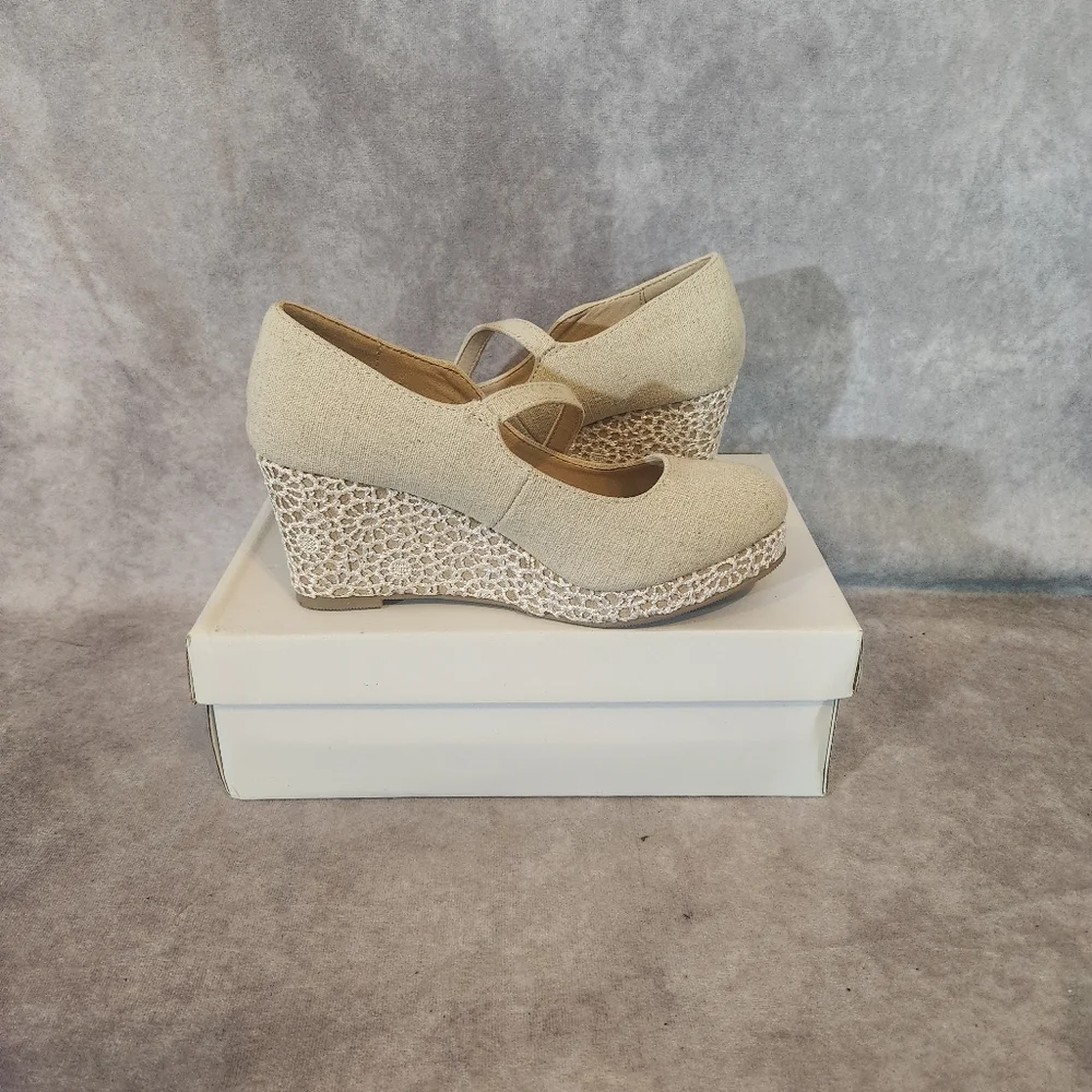 Soda Lace‎ Heel Cream Wedge Shoes Size 4M